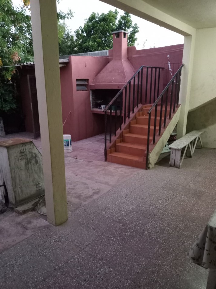 CASA DE 3 AMBIENTES MAS 5 MONOAMBIENTES EN ADOLFO SOURDEAUX (KM 30)