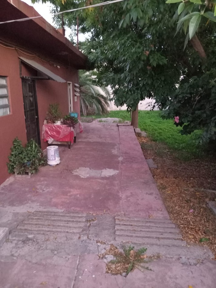 CASA DE 3 AMBIENTES MAS 5 MONOAMBIENTES EN ADOLFO SOURDEAUX (KM 30)