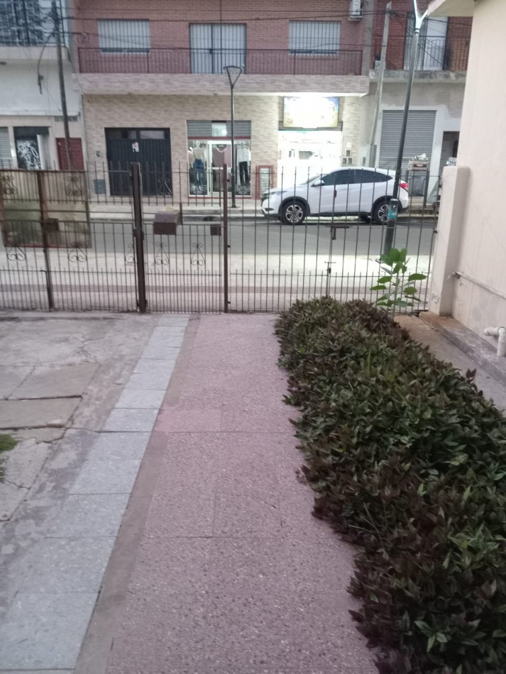CASA DE 3 AMBIENTES MAS 5 MONOAMBIENTES EN ADOLFO SOURDEAUX (KM 30)