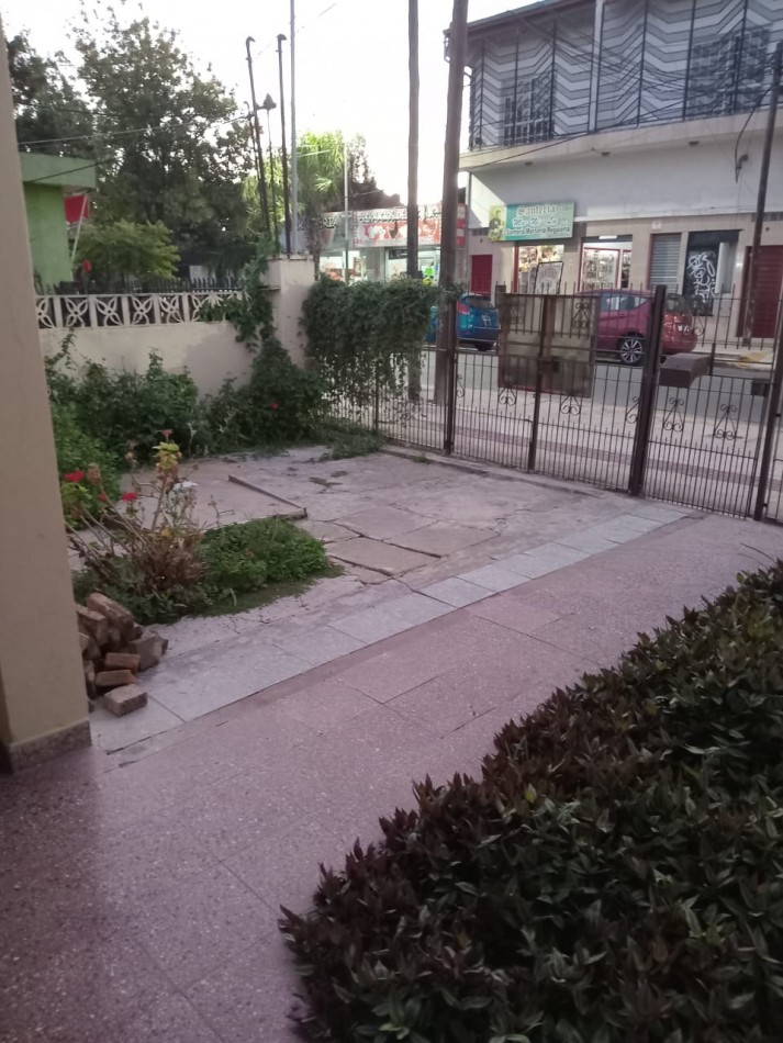 CASA DE 3 AMBIENTES MAS 5 MONOAMBIENTES EN ADOLFO SOURDEAUX (KM 30)