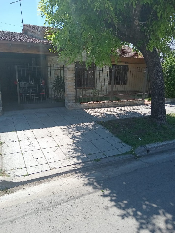 CASA DE 4 AMBIENTES CON PILETA EN POLVORINES