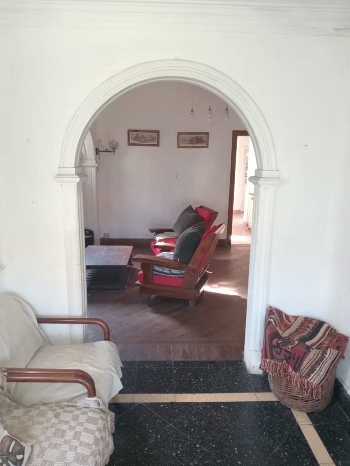 CASA CON PILETA EN BURZACO