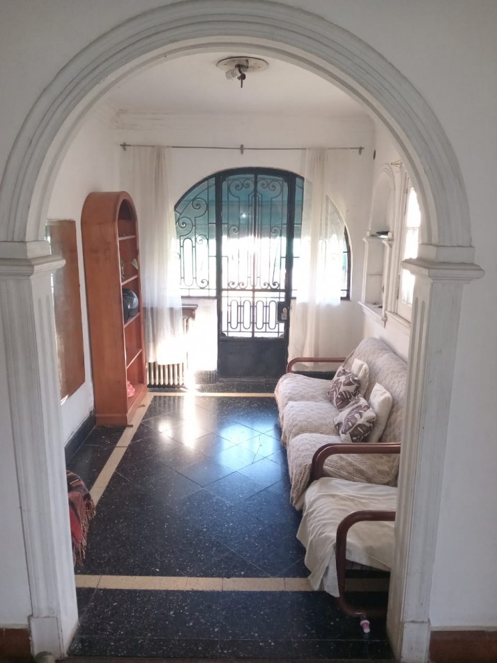 CASA CON PILETA EN BURZACO