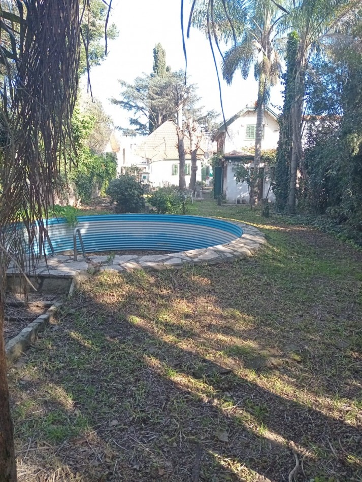 CASA CON PILETA EN BURZACO