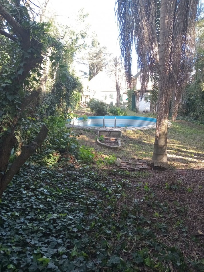 CASA CON PILETA EN BURZACO