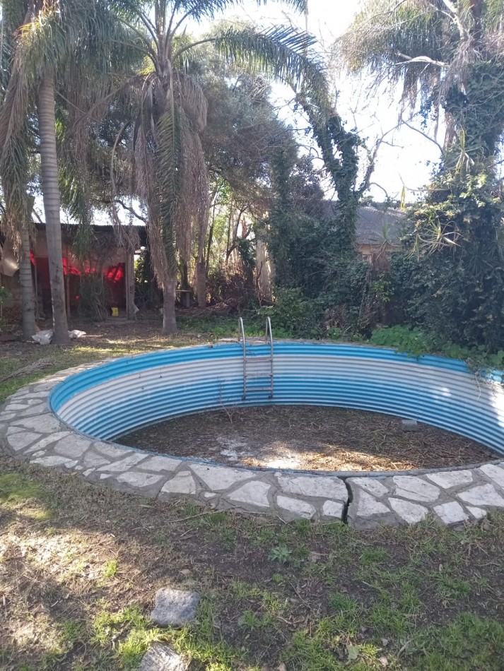 CASA CON PILETA EN BURZACO