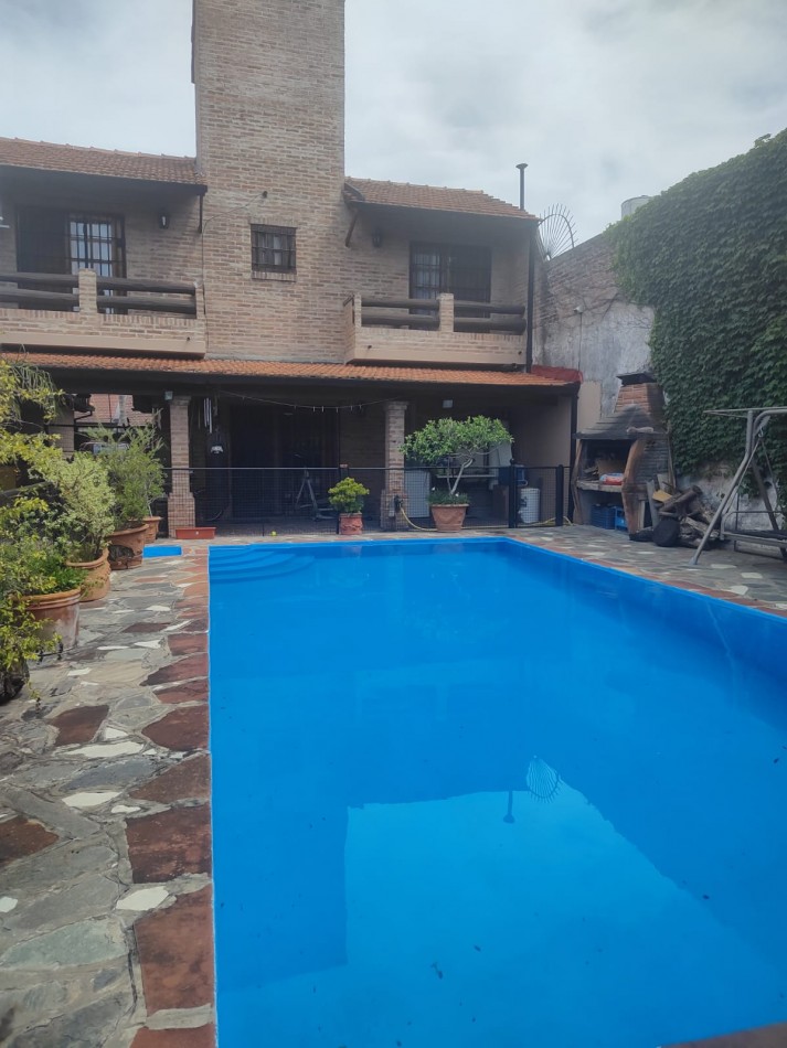 CASA EN VENTA CON PILETA EN DON TORCUATO 