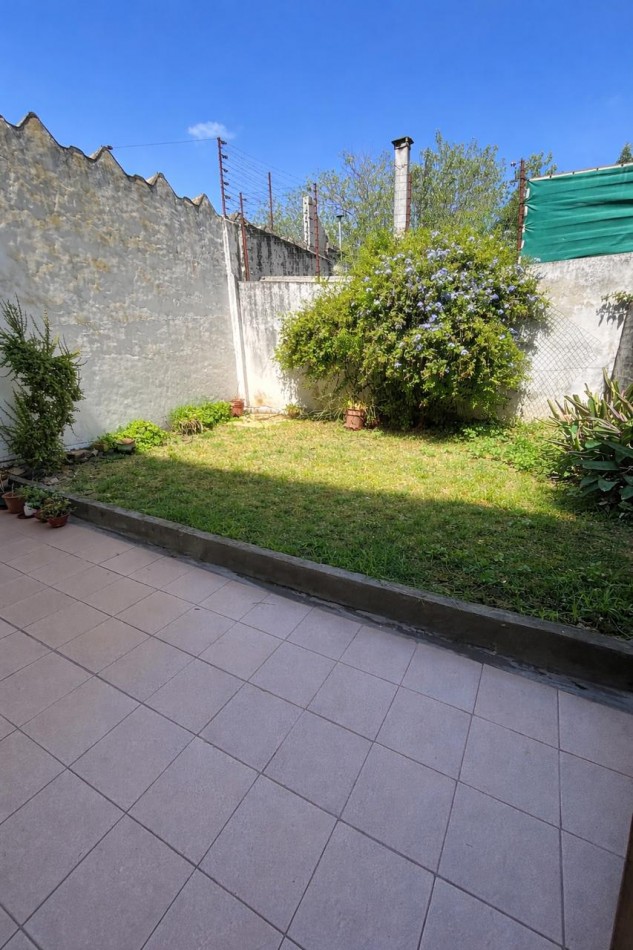 DEPARTAMENTO EN SAN MIGUEL CON JARDIN Y COCHERA